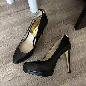 MICHAEL Michael Kors Hamilton Platform Pumps Black 6.5